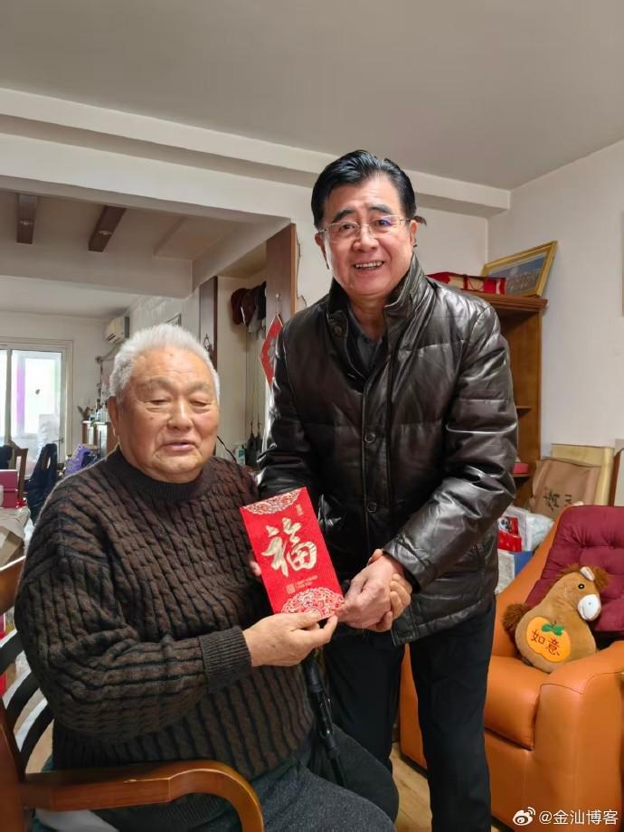 宋凯春节前看望足坛元老年维泗，在家每天都关注冬奥